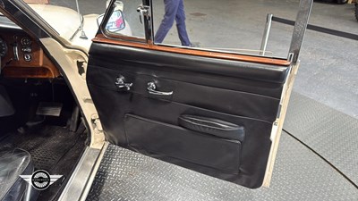 Lot 57 - 1968 DAIMLER V8 250
