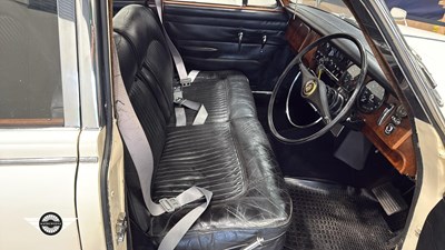 Lot 57 - 1968 DAIMLER V8 250