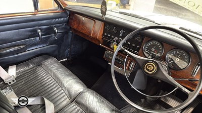 Lot 57 - 1968 DAIMLER V8 250