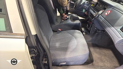 Lot 900 - 2001 FORD CROWN VICTORIA AUTO