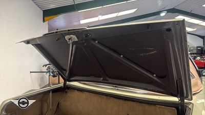 Lot 26 - 1982 MERCEDES 380 SL AUTO