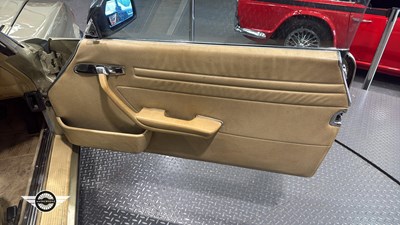 Lot 26 - 1982 MERCEDES 380 SL AUTO