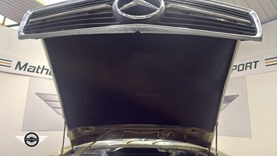 Lot 26 - 1982 MERCEDES 380 SL AUTO