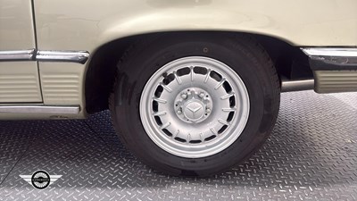 Lot 26 - 1982 MERCEDES 380 SL AUTO