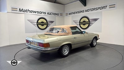 Lot 26 - 1982 MERCEDES 380 SL AUTO