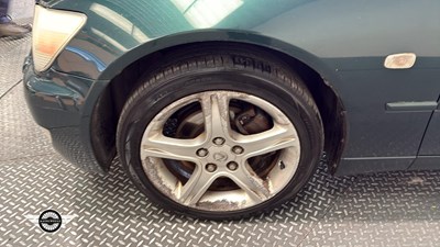 Lot 8 - 2000 LEXUS IS200 SE