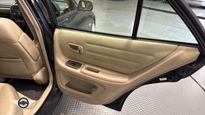 Lot 8 - 2000 LEXUS IS200 SE