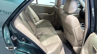 Lot 8 - 2000 LEXUS IS200 SE