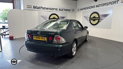 Lot 8 - 2000 LEXUS IS200 SE