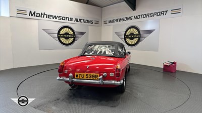 Lot 124 - 1977 MG B