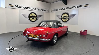 Lot 124 - 1977 MG B
