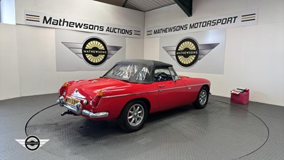 Lot 124 - 1977 MG B
