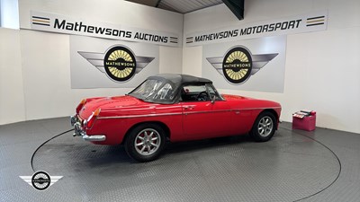 Lot 124 - 1977 MG B