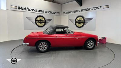 Lot 124 - 1977 MG B