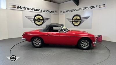 Lot 124 - 1977 MG B