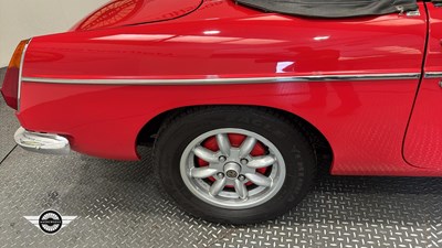 Lot 124 - 1977 MG B