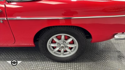 Lot 124 - 1977 MG B