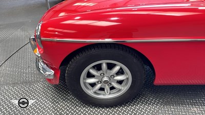 Lot 124 - 1977 MG B