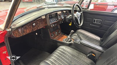 Lot 124 - 1977 MG B
