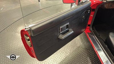 Lot 124 - 1977 MG B