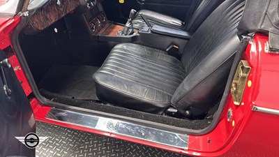 Lot 124 - 1977 MG B