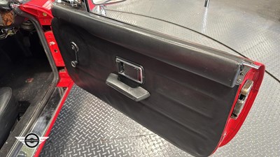 Lot 124 - 1977 MG B