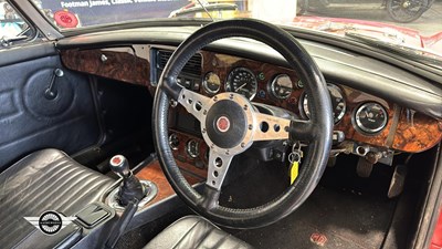 Lot 124 - 1977 MG B