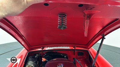 Lot 124 - 1977 MG B