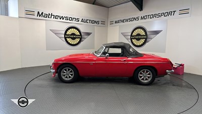 Lot 124 - 1977 MG B