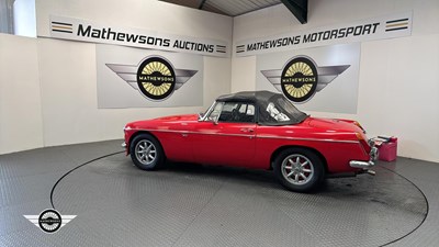 Lot 124 - 1977 MG B