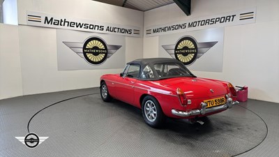 Lot 124 - 1977 MG B