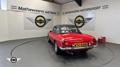 Lot 124 - 1977 MG B