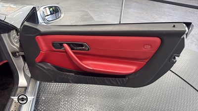 Lot 322 - 2001 MERCEDES 320 SLK V6