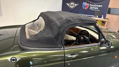 Lot 674 - 1994 MG RV8