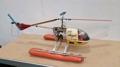 Lot 827 - LARGE VINTAGE HELICOPTER MODEL WITH PILOT & PETROL ENGINE
