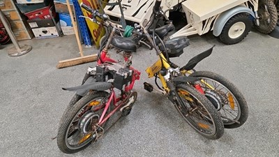 Lot 900 - 2 X ELECTRIC FOLD UP BICYCLES , SPARES OR REPAIRS