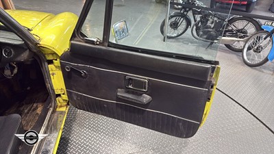 Lot 808 - 1975 MG B