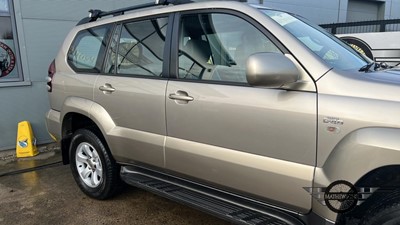 Lot 393 - 2004  TOYOTA LANDCRUISER LC4 D-4D AUTO